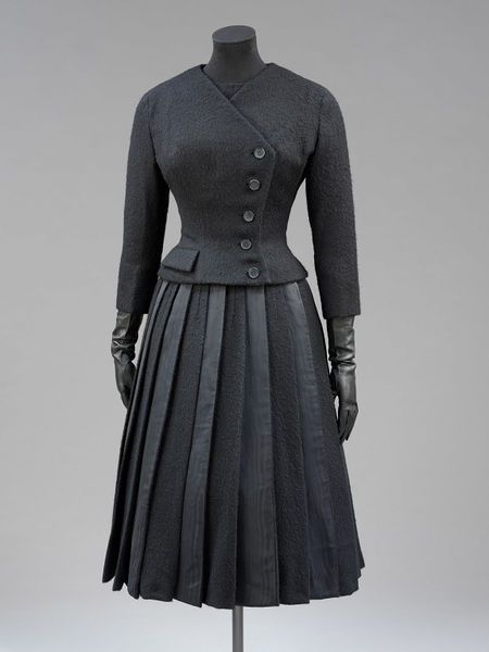 Suit, Wool and Silk, by Hubert de Givenchy, circa 1955. From the online collections of the Victoria and Albert Museum. Givenchy Suit, Vintage Fashion 1950s, Fashion 1950s, Retro Mode, Vintage Couture, Old Fashion, Moda Vintage, 50s Fashion, 1950s Fashion