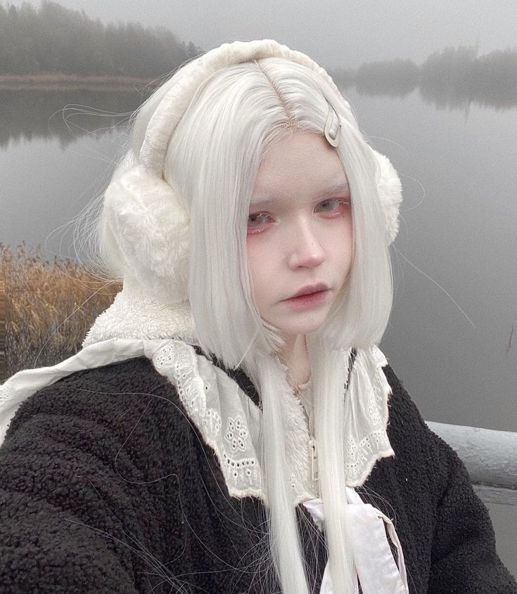 Silver Hair Face Claim, White Hair White Eyebrows, Albino Oc Art, Albino Makeup, Albino Hair, Albino Aesthetic, Albino Oc, Albino Art, White Eyebrows