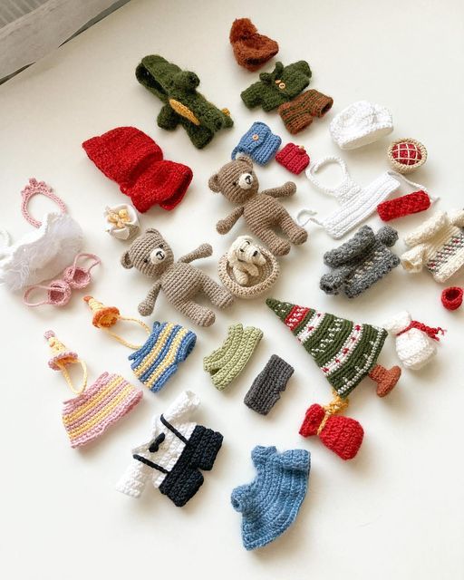 there are many knitted toys on the table