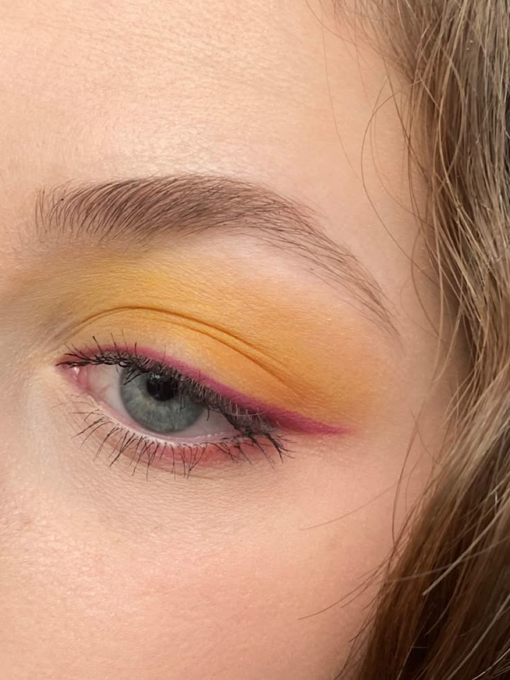 Makeup For Yellow Outfit, Easy Colourful Eye Makeup, Pink And Yellow Eyeshadow Looks, Pop Of Color Eyeshadow, Pink And Yellow Eyeshadow, Minimal Yellow Eye Makeup, Yellow Eyeshadow Looks, Yellow Eyeshadow Aesthetic, Eyeshadow Yellow