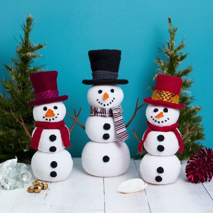 three snowmen are standing next to each other