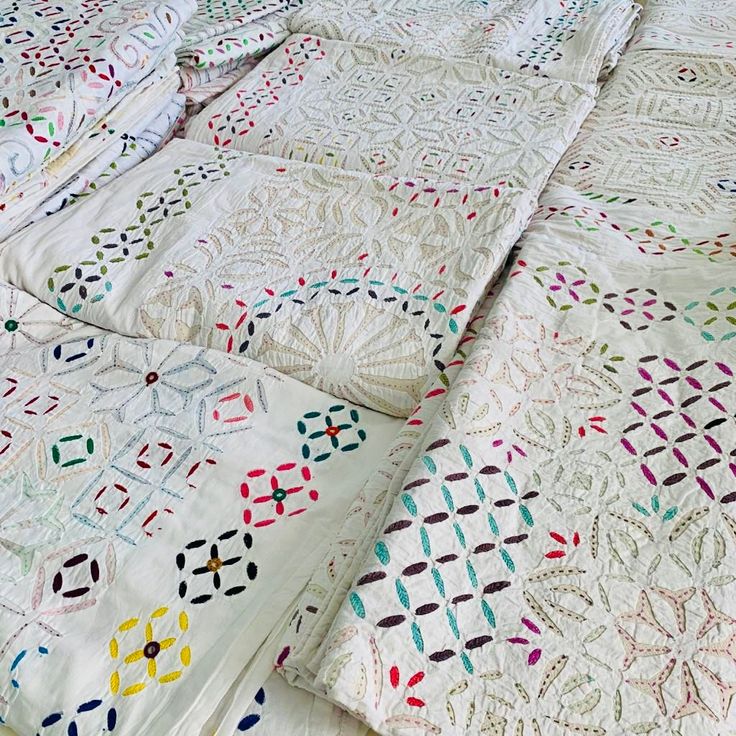 the quilts are all different colors and patterns on this bed sheet set with matching comforters