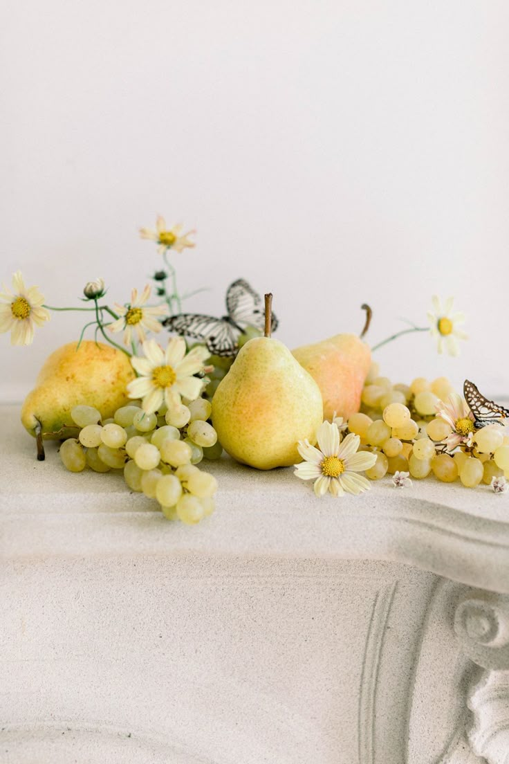 Yellow floral arrangement with fruits Cosmo Flower Arrangement, Cosmo Wedding Flowers, Lavender Yellow Wedding, Fruit Centerpieces Wedding, Villa Astor, Apricot Wedding, Yellow Flower Arrangements, Champagne Grapes, Italian Inspired Wedding