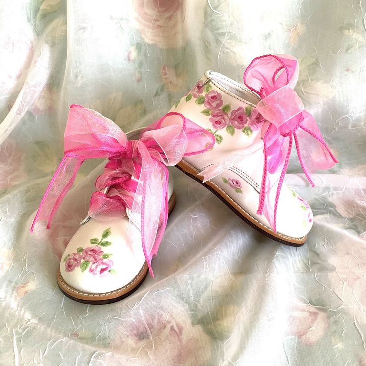 Painted Baby Shoes, Shoes Coquette, Easter Garlands, Easter Shoes, Luxury Easter, Painted Shoes Diy, Bows Coquette, Boots Luxury, Easter Garland