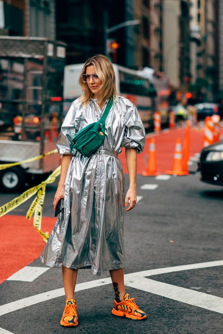 La Semana De la Moda De Nueva York Ya Empezó Y La Moda En Las Calles Ya Es Espectacular | Cut & Paste – Blog de Moda Starlight Outfit, Style Language, Stage Outfit, Orange Shoes, Looks Street Style, Fashion Weeks, Street Style Inspiration, Big Fashion, Luxury Style