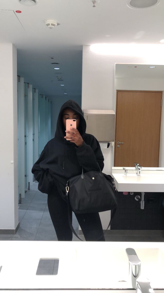 Black Longchamp Bag Outfit, Black Longchamp Bag, Hoodie Gang, Longchamp Bag Outfit, Long Champ Bag, Long Champ, Longchamp Tote, Mini Outfit, Trendy Heels