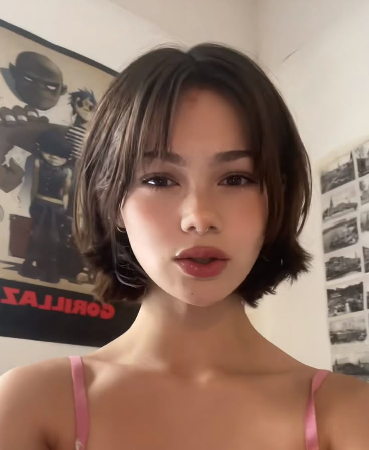 Short Hair Outfits Ideas, Short Hairstyle Women Simple, Short Hazel Hair, Short Hair With Middle Part Bangs, Straight Short Bob With Bangs, Short Bob Hair Aesthetic, Short Mid Face, Feminine Medium Hair, Short U Haircut