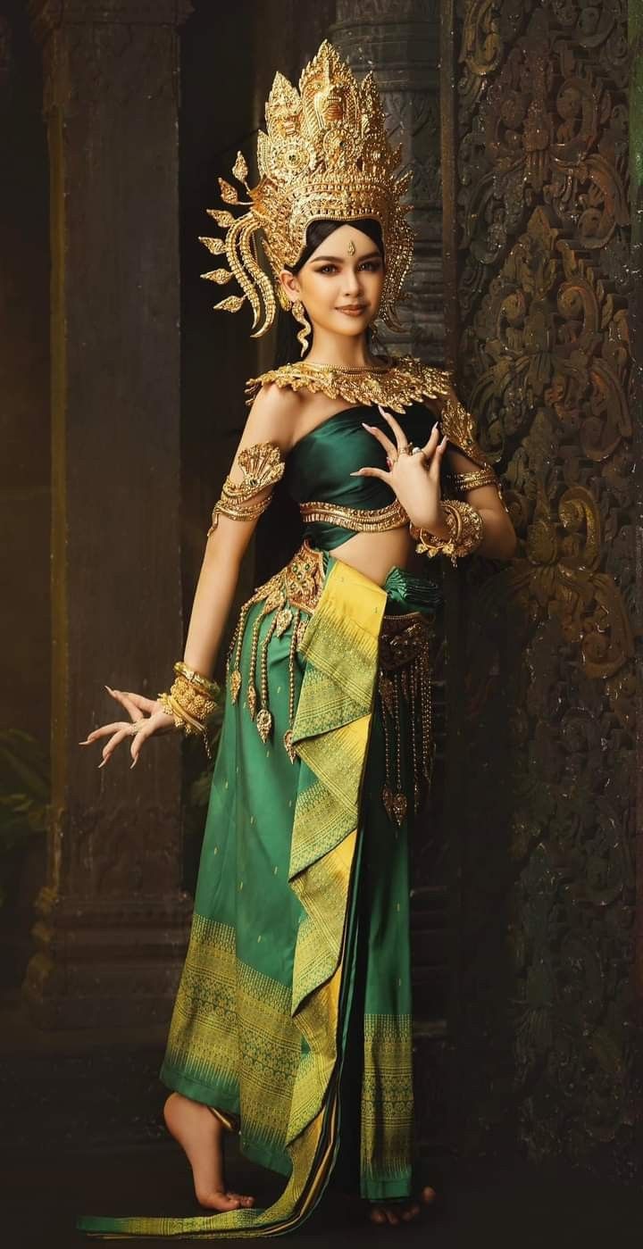 Apsara Khmer, Thai Traditional Clothing, Cambodian Clothes, Thailand Traditional, Thailand Outfit, Modern Dance Costume, Travel Cambodia, Cambodian Wedding, Khmer Culture