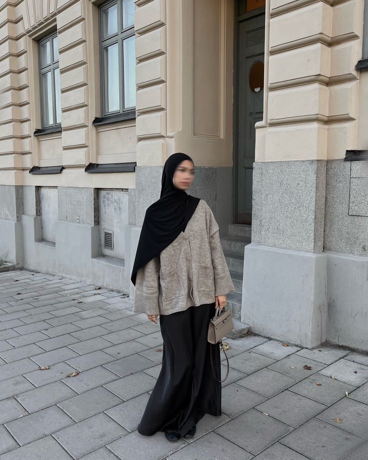 Hijab Outfit Abaya, Winter Muslim Outfits, Winter Hijab Outfits Casual, Hijabi Office Outfits, Hijab Outfit Winter, Winter Hijab Fashion, Modest Fashion Muslimah, Hijabi Modest Outfits, Modest Winter Outfits