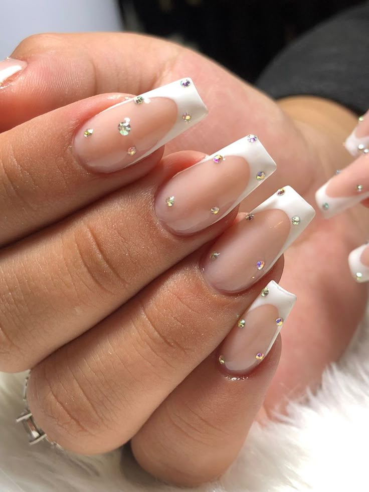 Simple Nails French Tip Coffin, White Nail Inspo With Gems, Square Nail Designs With Rhinestones, French Tip With Jewels Nails, Acrylic Nails With Diamonds Rhinestones, Prom Nail Ideas White, French Tip With Rhinestones Square, Nail Ideas Polygel, Birthday Biab Nails