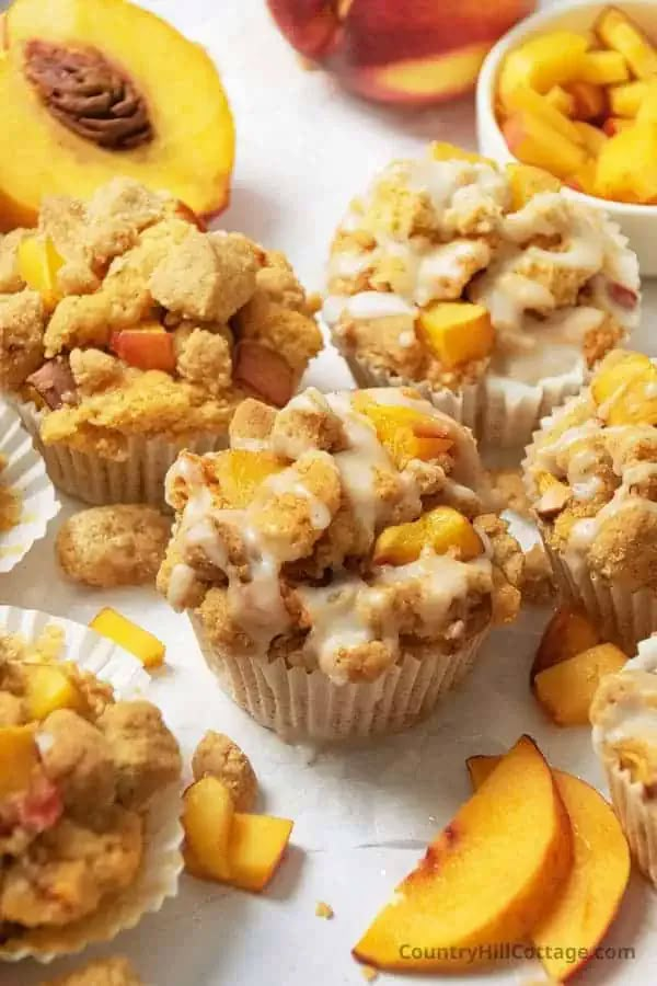 peach cobbler muffins with fresh peaches and cinnamon crumbled topping