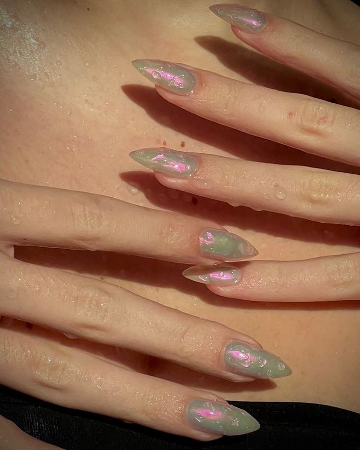 Textures Nails, Elven Nails, Green Mermaid Nails, Dreamy Nail Art, Mermaid Gel Nails, Mermaid Hands, Green Pink Nails, Water Drop Nails, Pink Green Nails