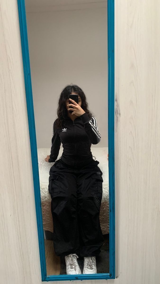 Ig Baddie Outfits Casual, Mirror Poses Baddie, Grunge Winter Outfits Cold, Tight Shirt Loose Pants Outfit, Copy Paste Latina Outfits, Chula Outfits, Y2k Mujer, Insta Baddie Fits, Estilo Baddie Girl