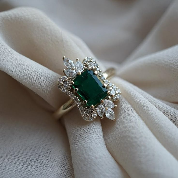 Luxury Yellow Gold Emerald Engagement Ring, Luxury Timeless Diamond Ring With Birthstone, Luxury Yellow Gold Emerald Ring For Wedding, Luxury Yellow Gold Emerald Ring For Women, Luxury White Gold Emerald Ring For May Birthstone, Luxury Heart Cut Emerald Ring For Formal Occasions, Green Wedding Rings, Royal Rings, Emerald Ring Vintage