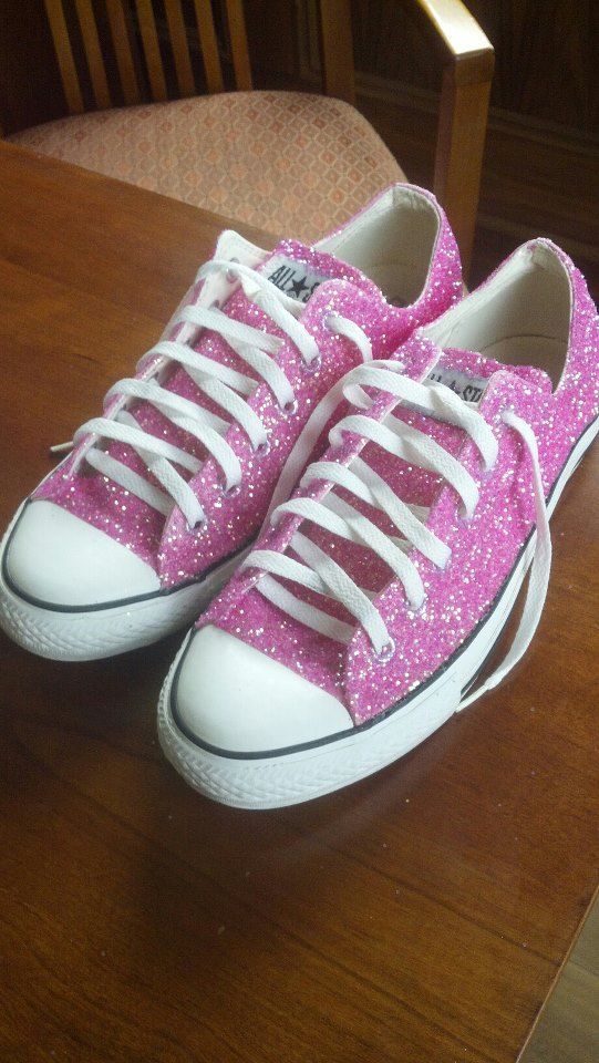 DIY Glitter Converse... Need: old Converse, paintbrush, fabric glue, painter's tape, loose glitter, & empty shoebox. Wash Converse & allow to dry. Set craft area with newspapers & tape off white sections of shoes with painter's tape. Paint fabric glue onto shoes, place into box, & go crazy with glitter!! Shake off & reuse excess glitter. Allow to dry overnight. #glittershoesdiy Old Converse, Diy Glitter Shoes, Glitter Converse, Bedazzled Shoes, How To Make Glitter, Bling Converse, Diy Sneakers, Shoe Crafts, Bling Shoes