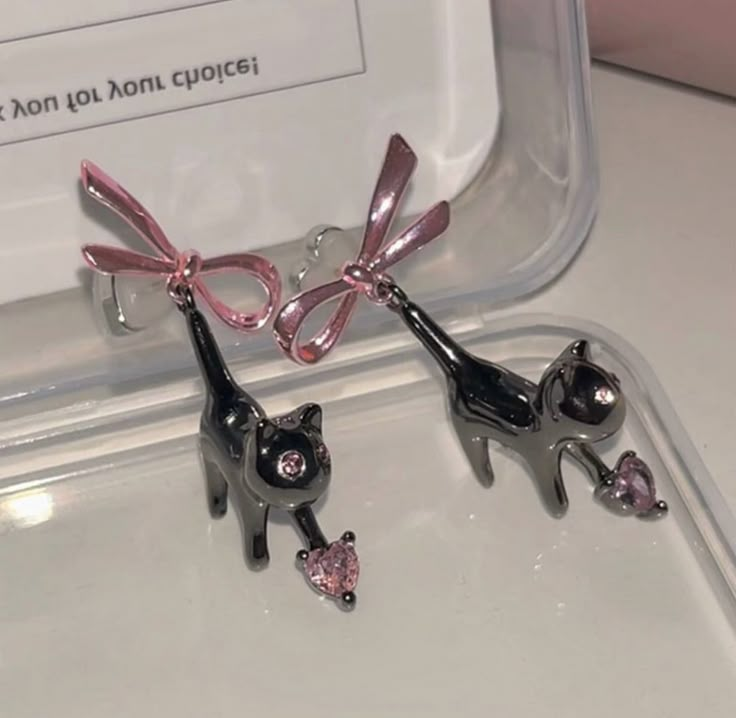 Black Cat Earrings, Earring Trends, Rhinestone Bow, Bow Earrings, Cat Earrings, Fashion Jewelry Earrings, Black And Pink, Trendy Jewelry, Crystal Heart