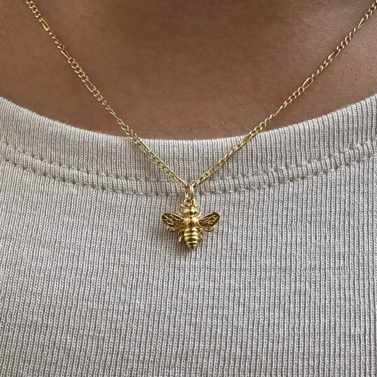 Honey Bee Necklace The honey bee symbolizes dedication, community and work ethic -  associated with the both hard work and the sweetness of life, the honey been is a reminder to stay in balance. - Gold Vermeil Honey Bee Charm - 14k Gold-filled 1.4mm Figaro Chain  - Length: 16, 18, 20 inches  - Hypoallergenic, water resistant, non-tarnish خواتم خطوبة, Preppy Jewelry, Bee Necklace, Work Ethic, Bee Charms, Pretty Jewelry, Classy Jewelry, Jewelry Lookbook, Layering Necklace