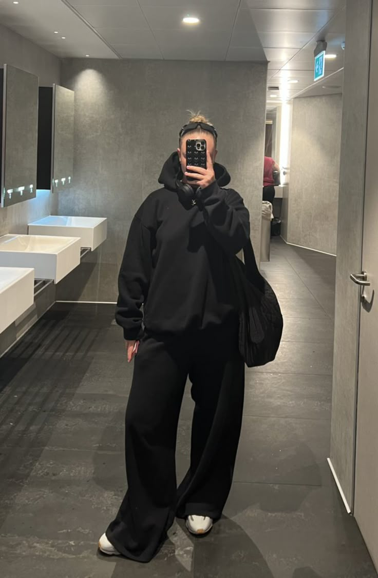 All Black Tracksuit Outfit, Black Sweatpants Airport Outfit, Black Sweat Pants Outfit Winter, Winter Tracksuit Outfits, Cozy Black Outfit, Black Trackies Outfit, All Black Lounge Outfit, Dark Grey Sweatshirt Outfit, All Black Outfit Comfy