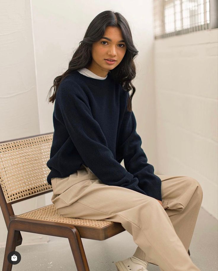 Outfits With Dark Blue Pants, Navy Blue Outfit Ideas Classy, Navy Blue And Beige Outfit, Navy Jumper Outfit, Dark Blue Pants Outfit, Jumper Outfit, Navy Outfit, Look Formal, Beige Outfit