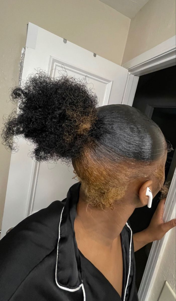 Peekaboo Hair Colors, Peekaboo Hair, Quick Natural Hair Styles, Dyed Natural Hair, Natural Curls Hairstyles, Hairdos For Curly Hair, Pretty Hair Color, Girls Hairstyles Braids, Natural Hair Styles Easy