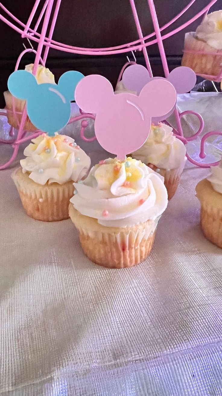 Micky Ballon Cupcake Toppers * 12 Topper * Verschiedene Pastellfarben * Größe zwischen 9 - 10 cm * Handgemacht aus hochwertigem Karton * Klare Kunststoff Prisma Picks für einfaches Einsetzen Hinweis: Wenn Sie die Topper in einer Farbe kaufen möchten, senden Sie mir bitte eine Nachricht. Micky Fun Wheel separat erhältlich. Alle Artikel sind mit Liebe handgemacht. Die Platzierung kann etwas anders sein als abgebildet, aber ich versuche mein Bestes, um das zu erreichen, was in den Bildern angezeigt wird. Keine Rückgabe oder Umtausch, wenn es ein Problem mit Ihrer Bestellung gibt, bitte kontaktieren Sie mich. Disneyland Cupcakes, Disney World Birthday Party Theme, Disneyland Theme Birthday, Disneyland Theme Party, Disneyland Theme Birthday Party, Disneyland Birthday Party Theme, Disney Baby Shower Themes, Disneyland Party, Disneyland Birthday