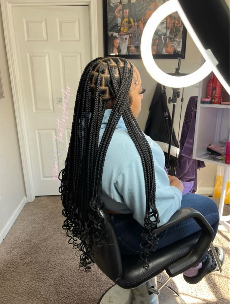 Knotless Box Braids Long With Curls, Waste Length Knotless Braids, Medium Knotless Waist Length Braids, Smeduiem Knotless With Curls At The End, Red Peekaboo Knotless Braids With Curls, Knotless Smedium Braids With Curly Ends, Waist Length Knotless Braids Curly Ends, Middle Knotless Braids, Medium Large Knotless Braids Hairstyles