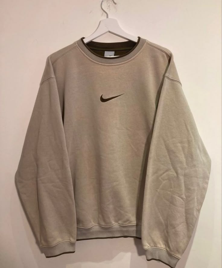 Sweatshirt Ootd, Sweatshirts Aesthetic, Old Nikes, Nike Trackpants, Nike Casual, Vintage Nike Sweatshirt, Ootd Instagram, Aesthetic Sweatshirt, Cute Nike Outfits