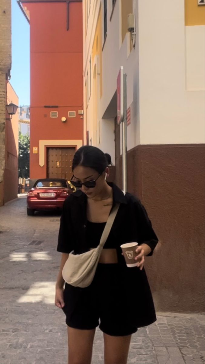 Minimal Summer Outfits 2023, Black Simple Outfit Casual, Vacation Casual Outfits Summer, Uniqlo Spring Outfit, Minimal Outfit Ideas Aesthetic, Spring Outfits Beach, Simple Minimal Outfits, Black Bag Outfit Casual, Cute Black Summer Outfits