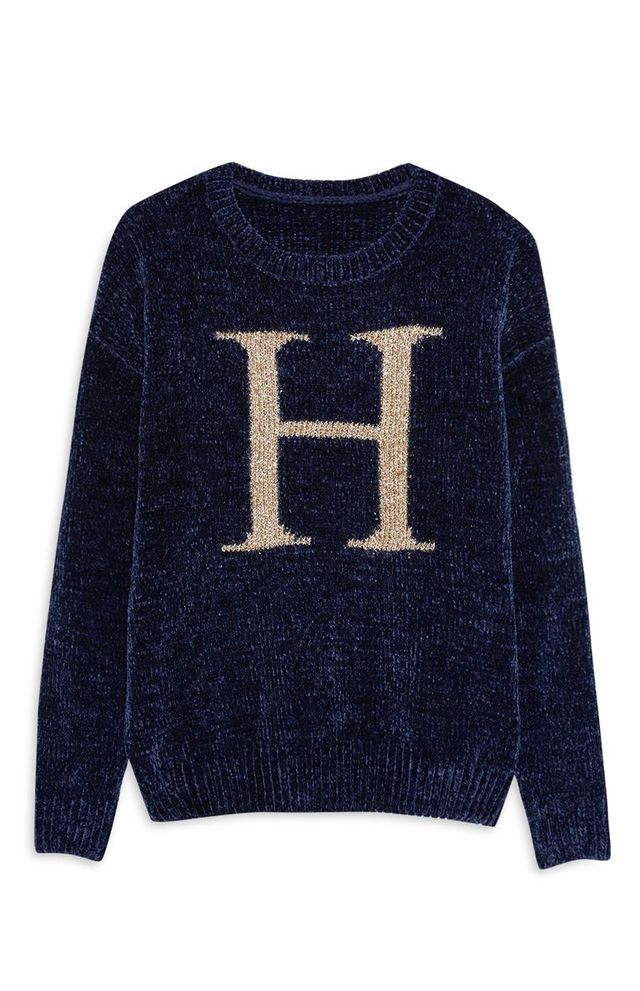 a sweater with the letter h on it