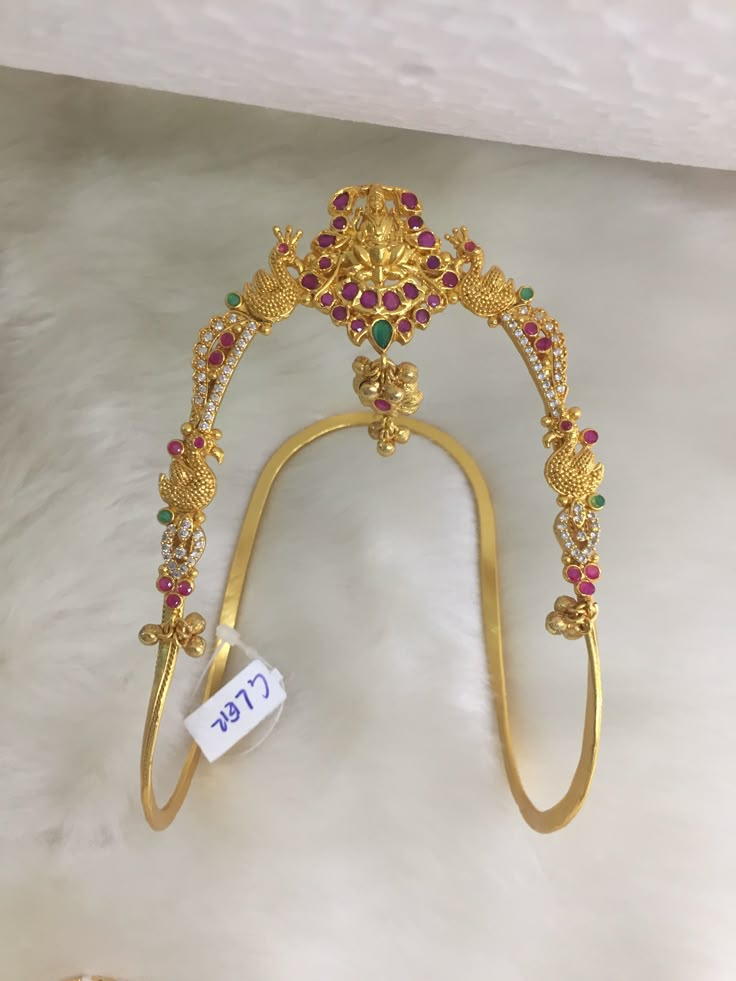 Hand Vanki Designs Gold, Gold Vanki Designs, Vanki Designs Jewellery, Vaddanam Designs, Delicate Gold Jewelry, Indian Bridal Jewelry Sets, Pretty Jewelry Necklaces, Diamond Wedding Jewelry, Antique Jewellery Designs