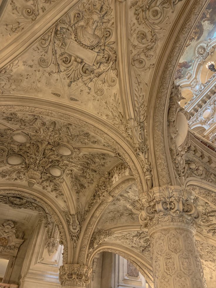 an ornately decorated ceiling in a building with columns and arches on either side of it