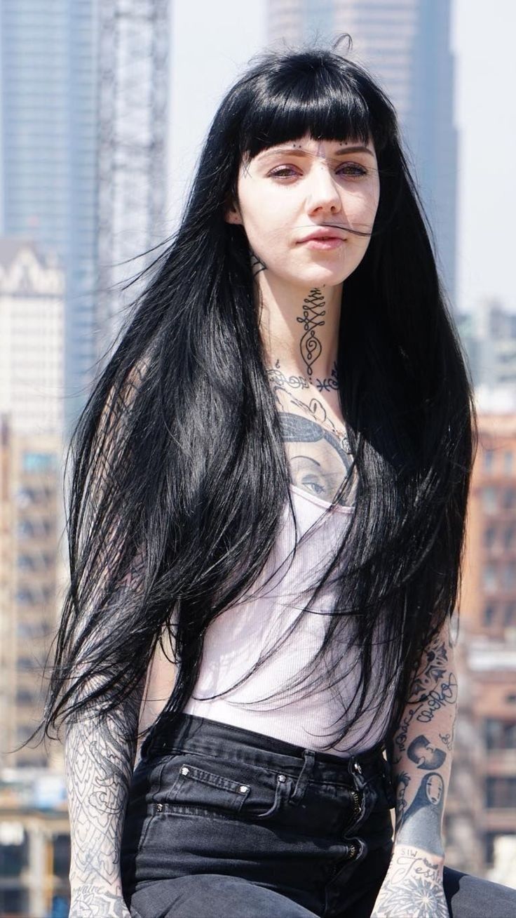 Black Bangs, Grace Neutral, Goth Hair, Goth Beauty, Long Black Hair, Trik Fotografi, Grunge Hair, Long Black, Hairstyles With Bangs