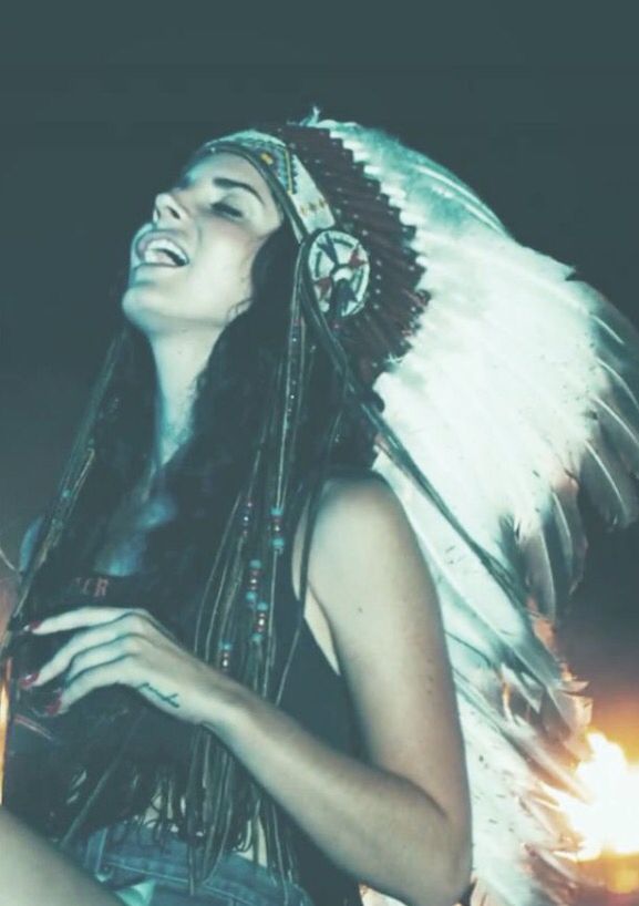 Lana Banana Feather Headdress, American Culture, Native American Culture, Music Icon, Headdress, Lana Del Rey, Native American, Wallpapers, Tumblr