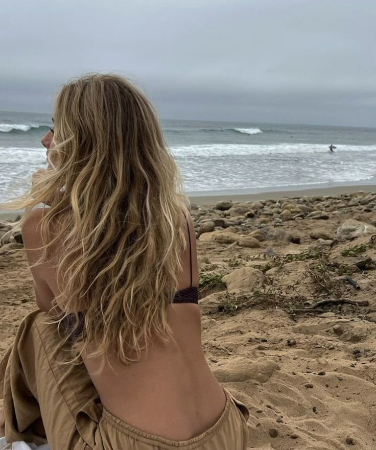 Long Brown Beachy Hair, Dyed Blonde Hair With Lowlights, Brunette Balayage Hair Summer 2023, Beachy Light Brown Hair, Beach Blonde Highlights On Brown Hair, California Brunette Hair Sun Kissed, Blond Beach Hair, Surf Blonde Hair, Beachy Hair Styles