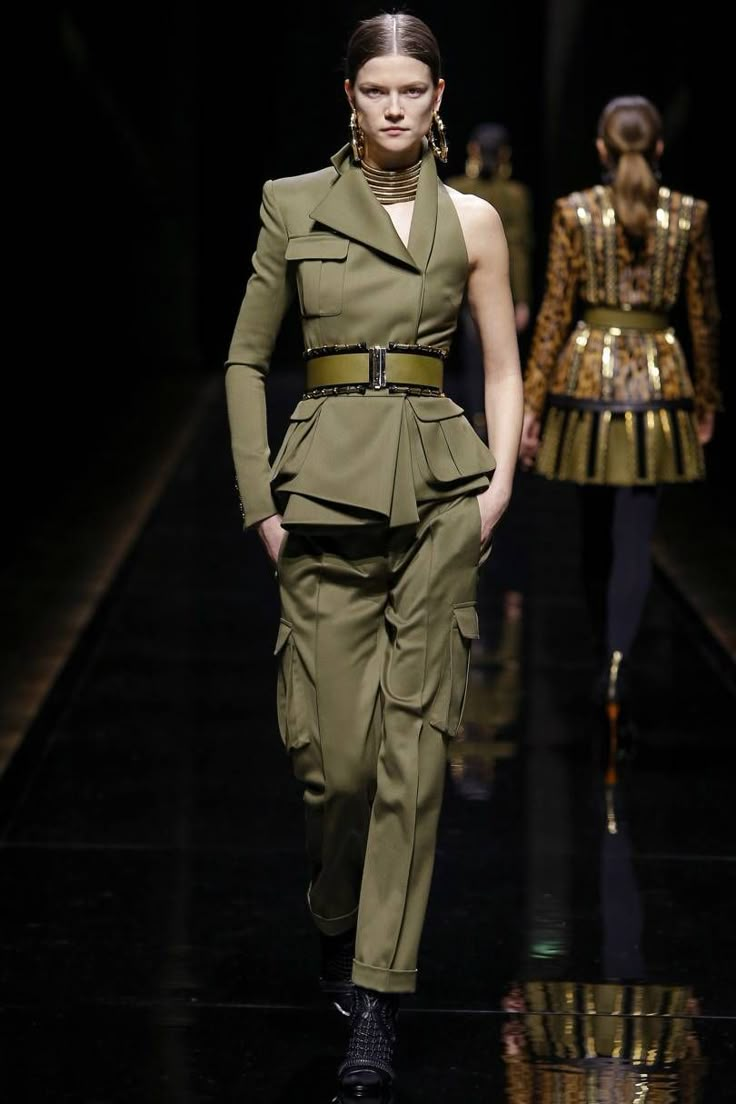 Military Inspired Fashion, Army Look, Military Chic, Balmain Fashion, Military Costumes, Safari Chic, Military Looks, Mode Tips, Emily Didonato