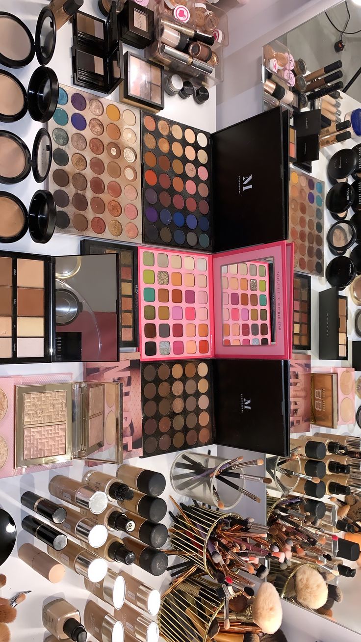 Makeup Set Up Aesthetic, Dream Job Vision Board Ideas, Successful Makeup Artist Aesthetic, Black Makeup Artist Aesthetic, Makeup Artist Suite Ideas, Mua Vision Board, Mua Set Up, Mua Aesthetic Job, Makeup Artist Aesthetic Job