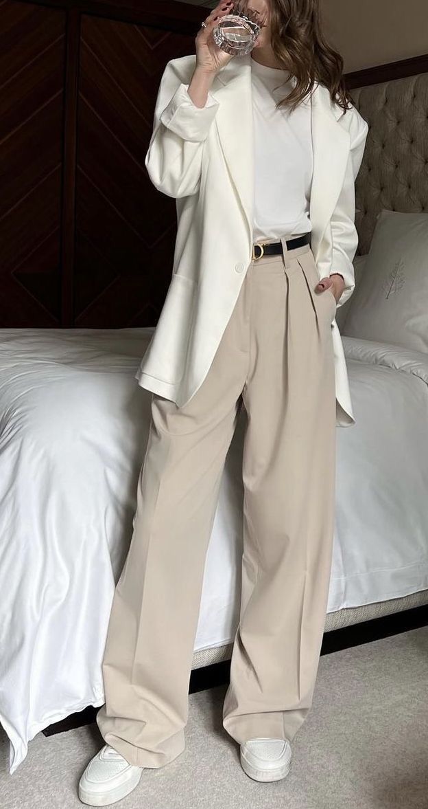 Gaun Fashion, Business Casual Outfits For Work, Beige Pants, Everyday Fashion Outfits, Event Outfit, Classy Work Outfits, Looks Chic, Blazer Outfits, Work Outfits Women