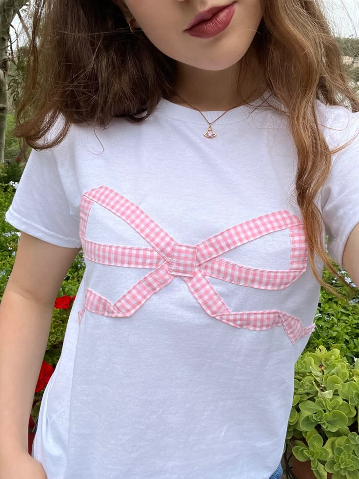 Handsewn pink gingham bow on graphic white tee made by me! @_lindy on depop. Coquette and super Sandy Liang. Patchwork Clothes, Aesthetic Streetwear, Baby Graphic Tees, Fit Summer, White Crew Neck, Retro T Shirt, Top Streetwear, Streetwear Casual, Mode Inspo