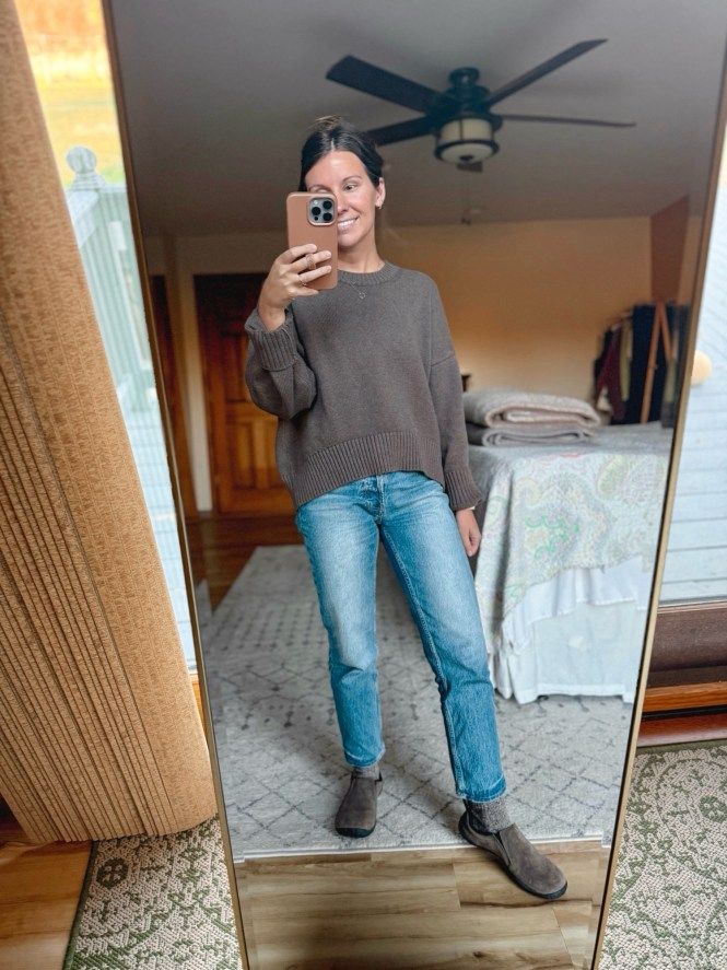 Fall Outfit With Jeans, Cotton Sweater Outfit, Boyfriend Jeans Outfit Winter, Earthy Tones Outfit, Basketball Mom Outfit, Neutral Tones Outfit, Brown Sweater Outfit, Olive Pants Outfit, Granola Girl Style