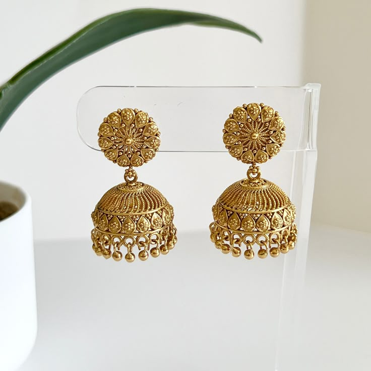 Nothing makes a statement better than a pair of small beautifully designed traditional gold jhumkas! Pair these beauties with your favorite attire. Length: 1.5" | Width 1" Items are carefully packed and ready for gifting. All pictures are taken in natural light please allow for slight variations in color due to camera settings. Jewelry Care ✨Protect your jewelry in a closed box or pouch   ✨Wear jewelry after you have applied lotion or perfume ✨Gently buff with a soft cotton cloth  Visit our webs Luxury Yellow Gold Jhumkas For Festivals, Gold Earrings Designs Jhumka, Small Jhumkas Gold, Small Gold Jhumka, Jhumka Designs Gold, Gold Jhumka Designs, South Indian Earrings, Elegant Gold Jewelry, Temple Earrings