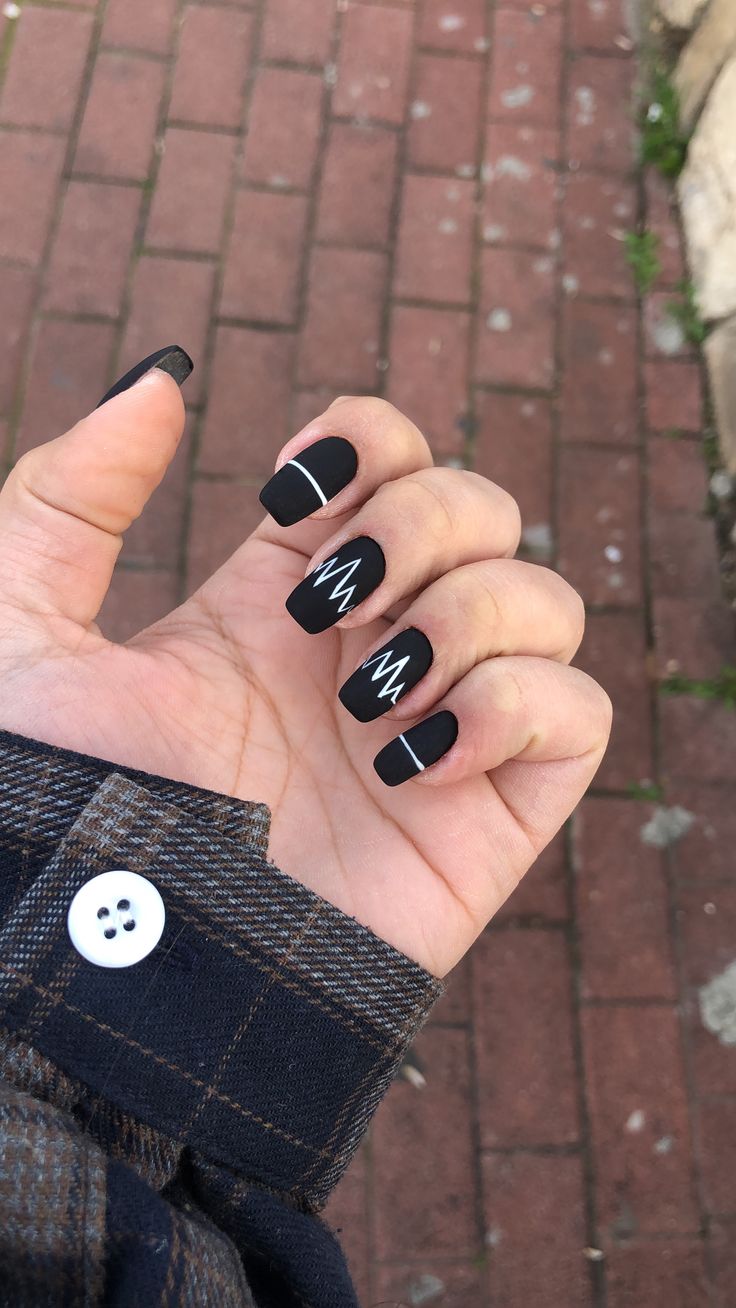 Nails For Tomboys, Monkey Nails, Spooky Nail Designs, Teacher Nails, 5sos Nails, Music Nails, Halloween Nail Art Ideas, Rock Nails, Band Nails