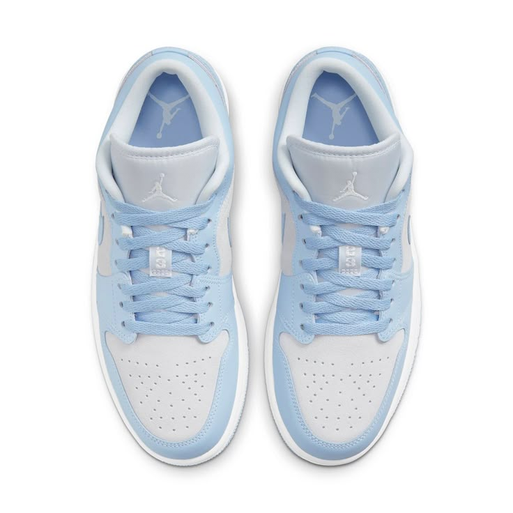 Alongside a marginally lighter feel, the pair makes use of new base notes. White still, however, appears atop the midsole, though it’s largely overshadowed by the greys that dress the suede foundation, nylon tongue, and lining. Jordan 1 Low Grey, Jordan 1 Low Unc, Wmns Air Jordan 1, Blue Jordans, Jordan Model, Preppy Shoes, All Nike Shoes, Womens Air Jordans, Jordan 1s