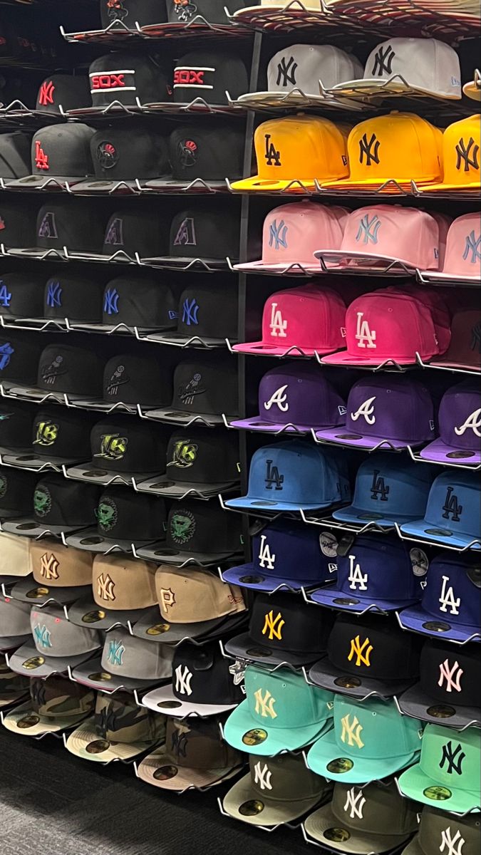 New Era Hats Outfit, Fitted Caps Men Outfit, Fitted Cap Outfit, Fitted Hats Aesthetic, Nyc Hat, Masc Lesbian, Streetwear Caps, Custom Fitted Hats, Swag Hats