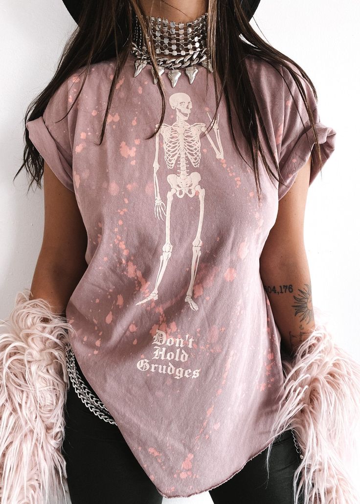 pebby forevee Side Slit Tee DON'T HOLD GRUDGES BLEACHED OUT SIDE SLIT TEE Fancy Tshirt Outfit, Girlie Grunge Outfit, Freddie Facilier, Girly Grunge Outfits, Mom Goth, Edgy Grunge Outfits, Emo Night, Boho Witch, Boho Punk