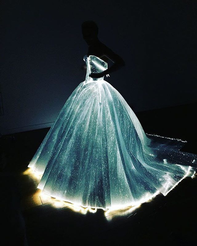 Glowing Dress Turns Claire Danes Into Cinderella At The Met Gala 👑 Photo By @zacposen  #metgala  #clairedanes #boredpanda Claire Danes Dress, Glow In The Dark Dress, Fiber Optic Dress, Light Up Dresses, Dark Dress, Claire Danes, Backless Prom Dresses, Gala Dresses, Zac Posen