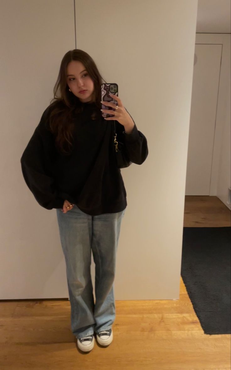 ⭐️| classic oversize black crewneck jeans converse outfit Black Crewneck Sweatshirt Outfit, Black Sweater And Jeans Outfit, Crewneck And Jeans Outfit, Converse Black Outfit, Crewneck With Jeans, Black Crewneck Outfit, Jeans Converse Outfit, Fits With Converse, Crewneck And Jeans