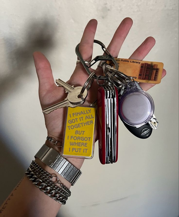 key ring aesthetic carabiner swiss army knife vintage joke keychain Useful Keychain, Keys On Belt Loop Aesthetic, Key Ring Aesthetic, Arsthetic Keychains, Carabiner Outfit, Clutter Keychain, Grunge Keychain, Key Ring Ideas, Caribeaner Keys