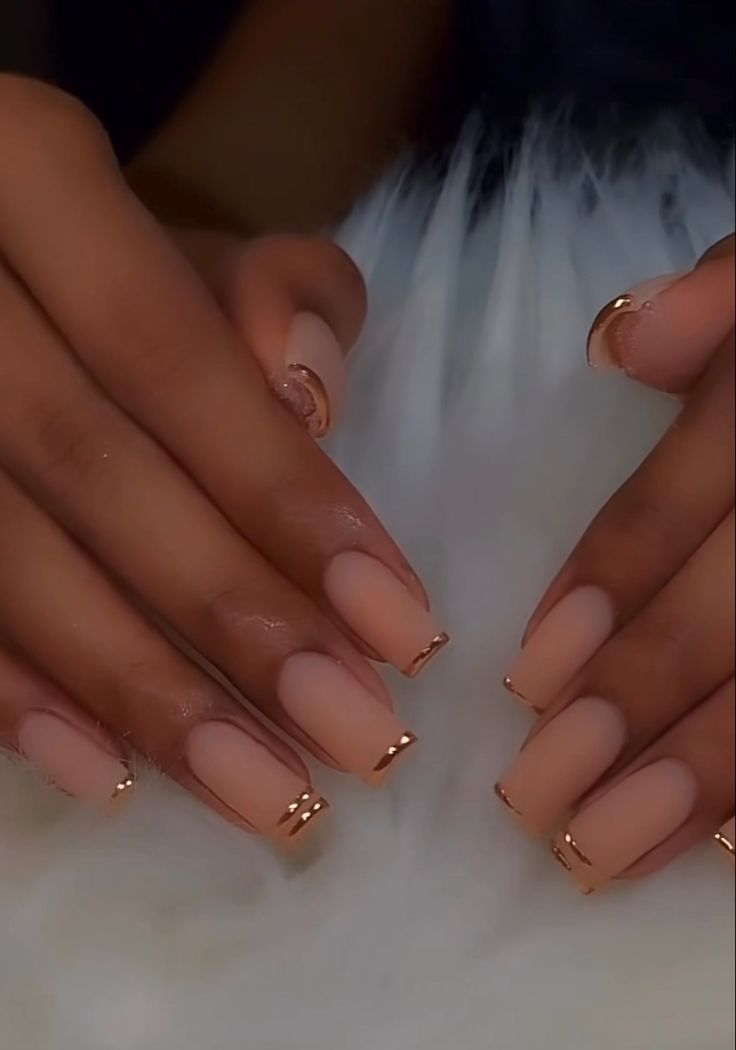 Natural Nails White Tip, Short Classy Birthday Nails, French Tip Nails Gold Accent, Job Interview Nails Ideas, Nail Ideas For Formal Event, Short Classy Nails Natural, Nail Art Designs Orange Color, Gold Nail Designs Square, Nail Art Designs Natural Nails