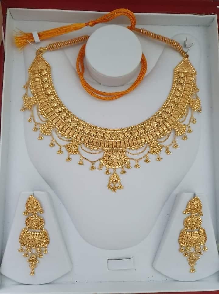 Nackles Gold Design New Simple, Indian Gold Sets Jewellery, Indian Gold Ring Designs, Gold Bridal Earrings Indian, Bridal Gold Jewellery With Price, Gold Jewelry Fashion Unique Necklace, Indian Bridal Gold Jewelry, 3 Tola Gold Set Design, Gold Sets Jewelry Indian Design