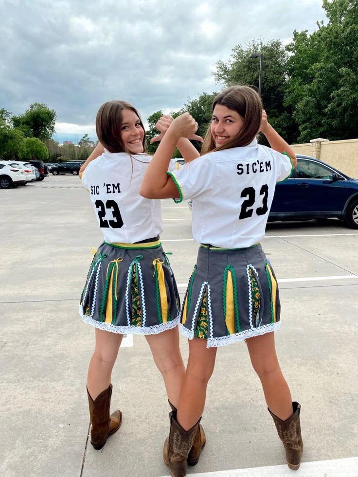 College Skirt Decorating, School Dress Ideas, Senior Skirt, 2enior Ye4r, College Decision Day, Senior Year Planning, College Skirt, College Decision, Decision Day